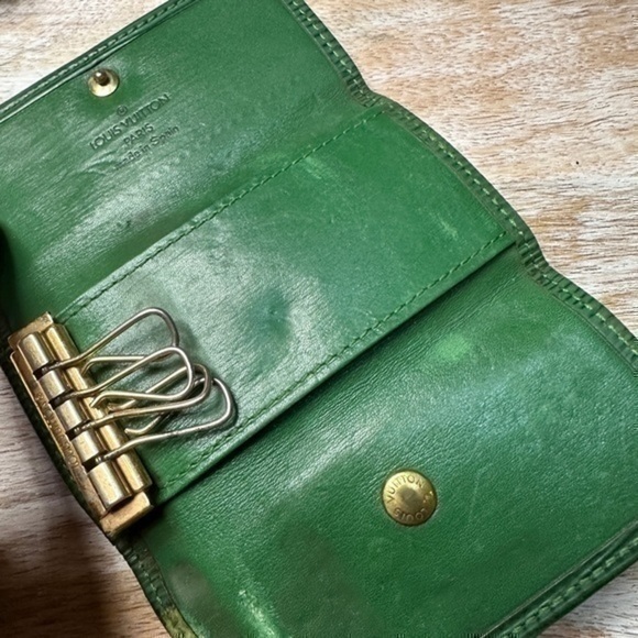 AUTHENTIC Louis Vuitton Monogram 4 ring key holder. Green. - Picture 6 of 14